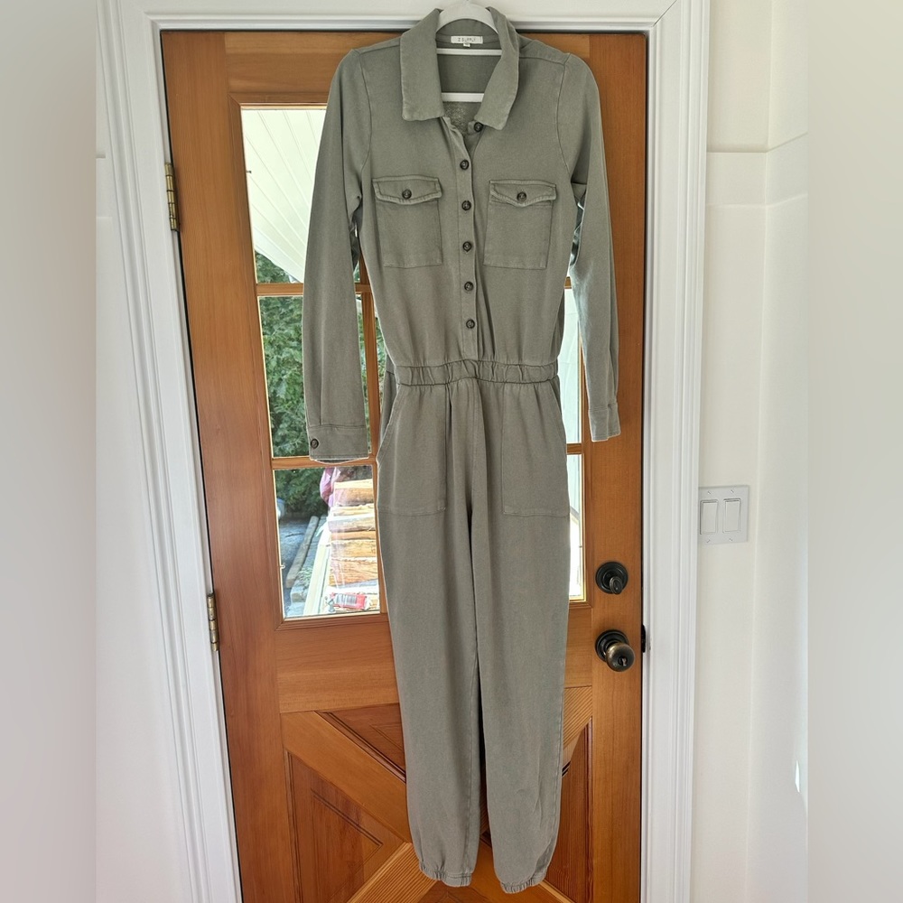 Beautiful jumpsuit with pockets. Scrunches/cuffs at ankles